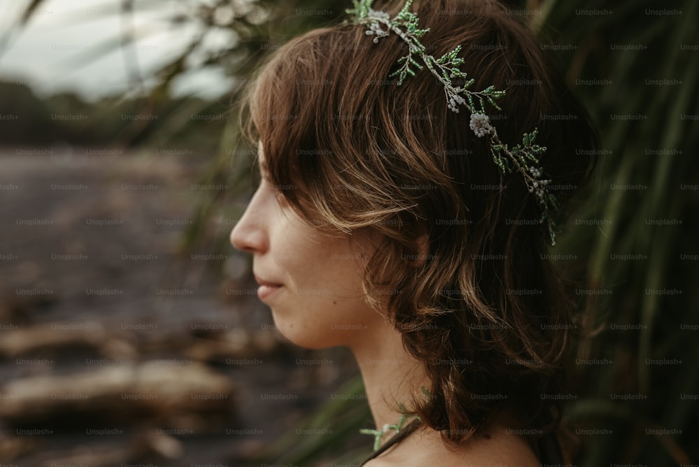 uma mulher com uma coroa de flores na cabeça