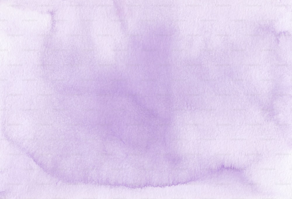une aquarelle d’un fond violet clair