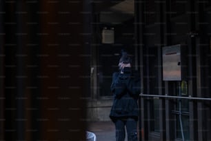 携帯電話で話している通りを歩いている女性
