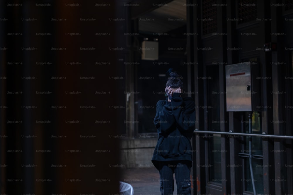 거리를 걷고 있는 한 여성이 휴대전화로 통화하고 있다