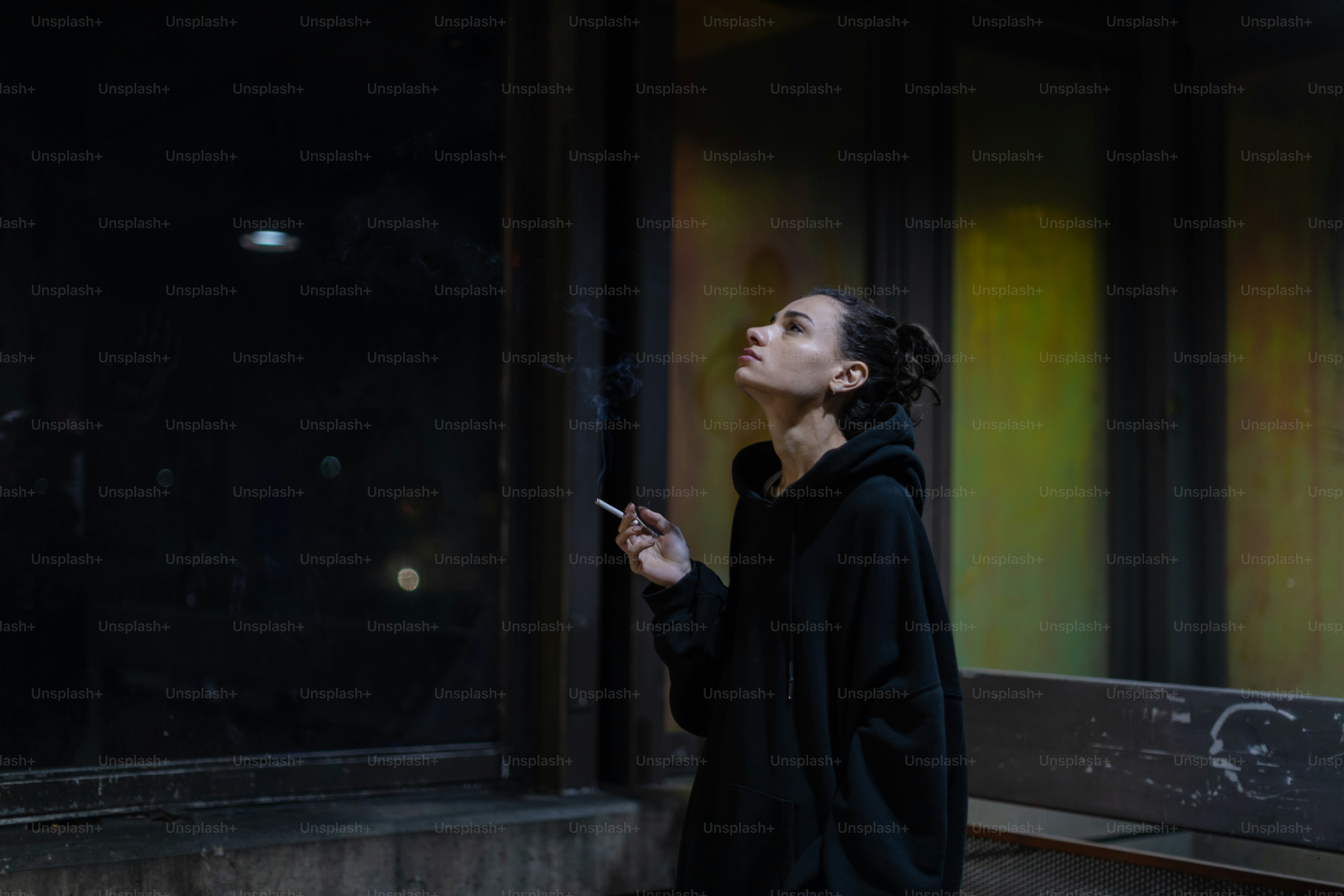 foto-una-mujer-fumando-un-cigarrillo-en-una-calle-de-la-ciudad-de