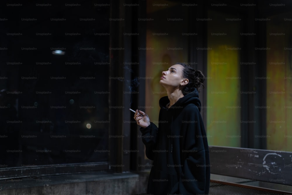 Una mujer fumando un cigarrillo en una calle de la ciudad