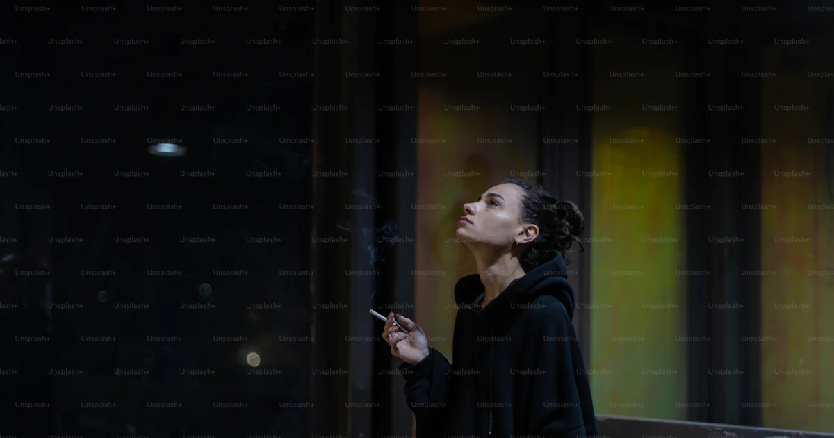 Foto Una Mujer Fumando Un Cigarrillo En Una Calle De La Ciudad De foto-una-mujer-fumando-un-cigarrillo-en-una-calle-de-la-ciudad-de