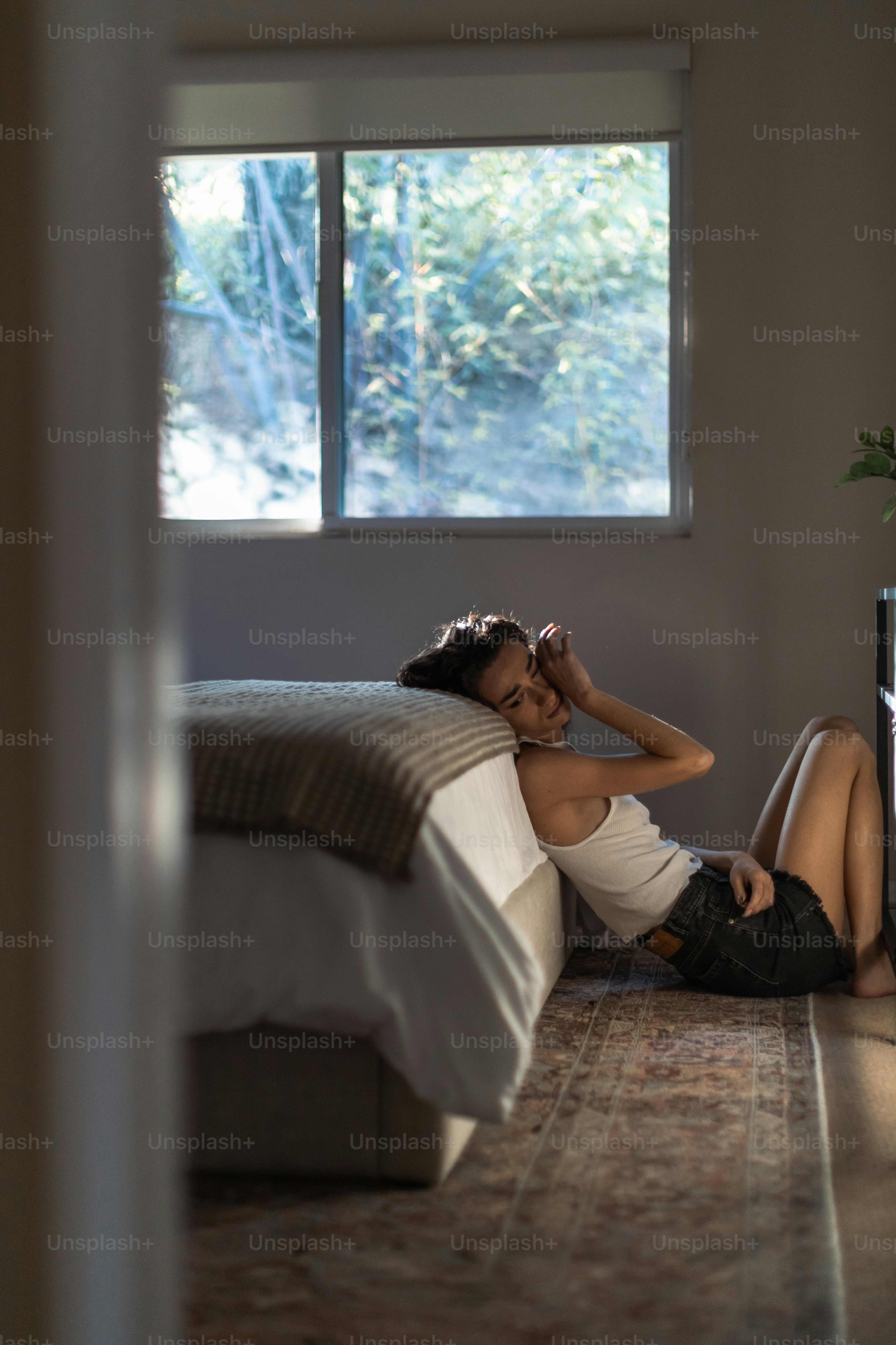 une femme allongée sur un lit dans une chambre