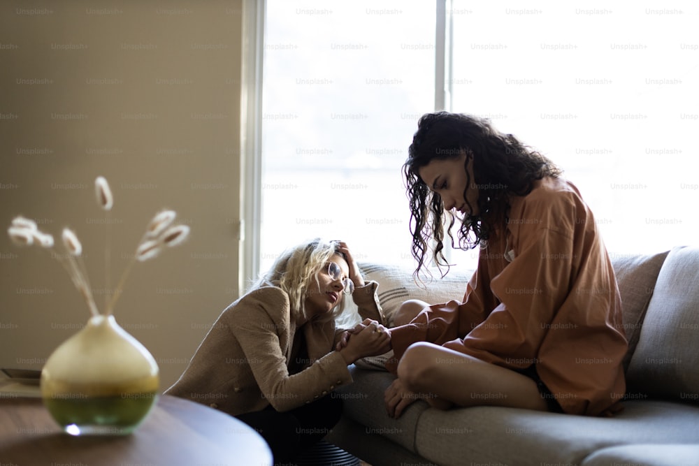 Ein paar Frauen, die auf einer Couch sitzen