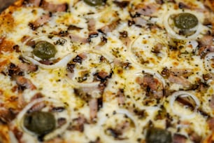Un primer plano de una pizza con aceitunas