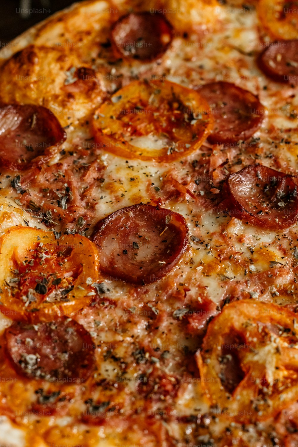 um close up de uma pizza de calabresa em uma mesa