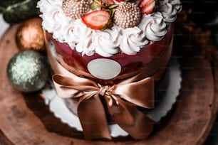 um bolo decorado com morangos por cima