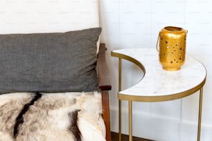 ein Tisch mit einer Vase darauf neben einem Stuhl