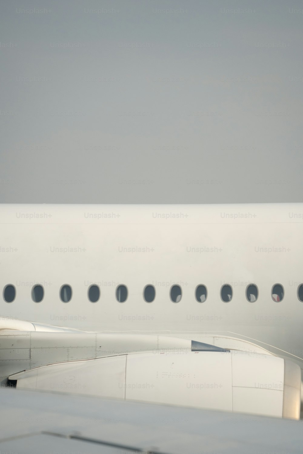 Un grande aereo di linea seduto sulla cima di una pista dell'aeroporto