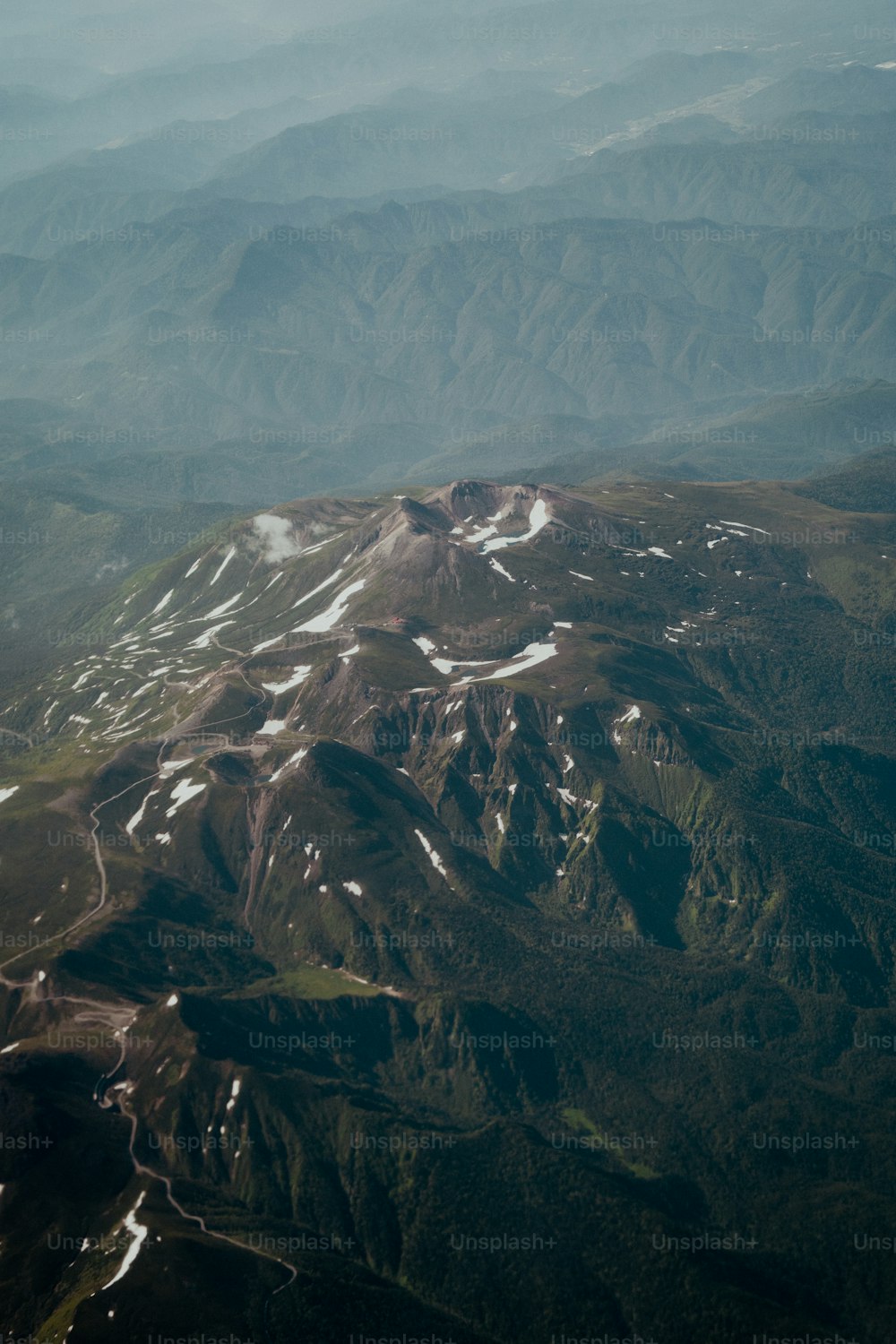 Una vista de una cadena montañosa desde un avión