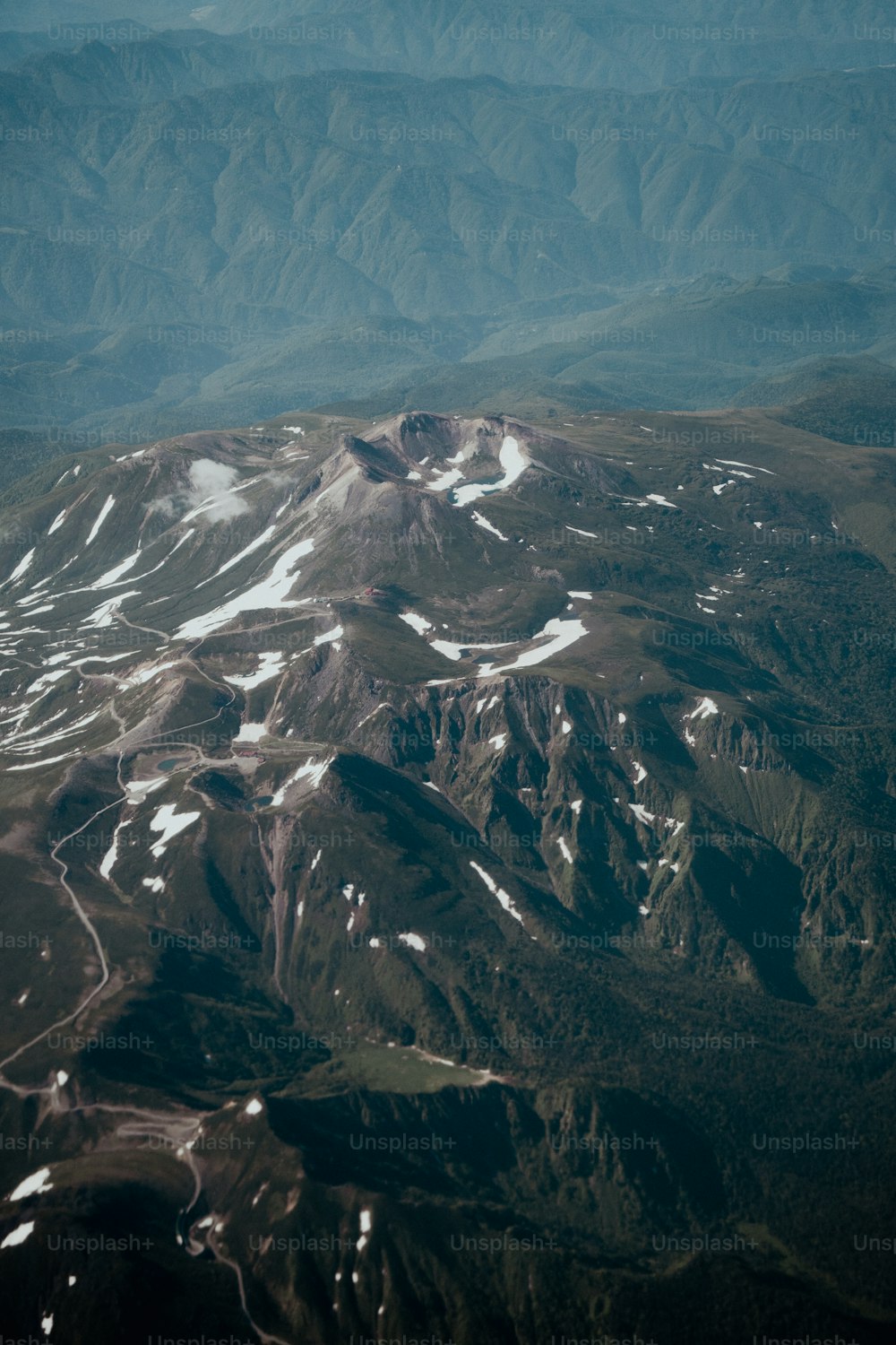 uma vista aérea de uma cordilheira coberta de neve