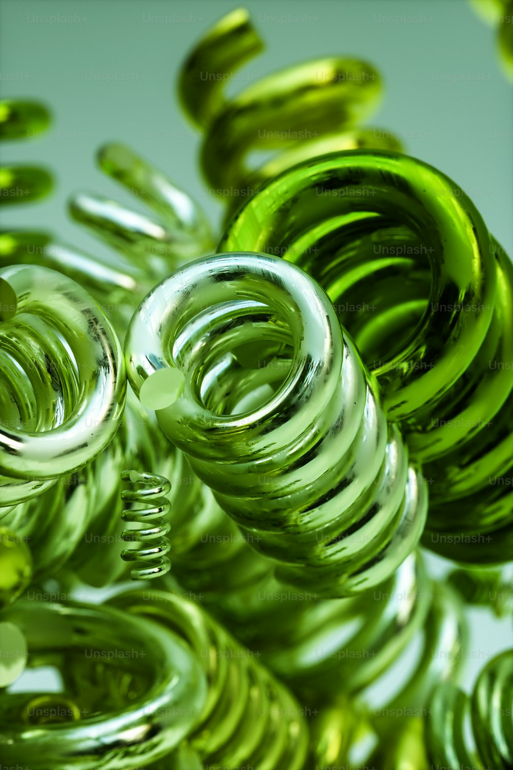 un mucchio di spirali verdi che sono nell'aria