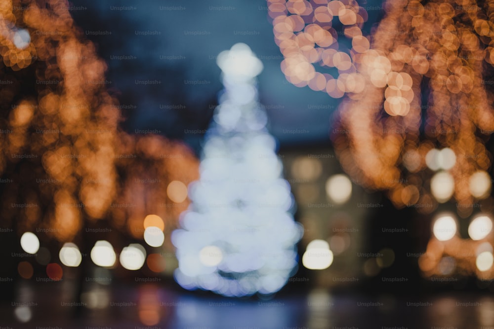 Una foto borrosa de un árbol de Navidad iluminado