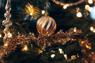 Eine Nahaufnahme eines Weihnachtsschmucks an einem Baum