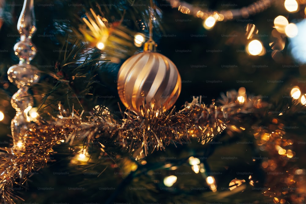 Un primer plano de un adorno navideño en un árbol