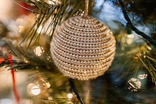 um close up de um enfeite de Natal em uma árvore