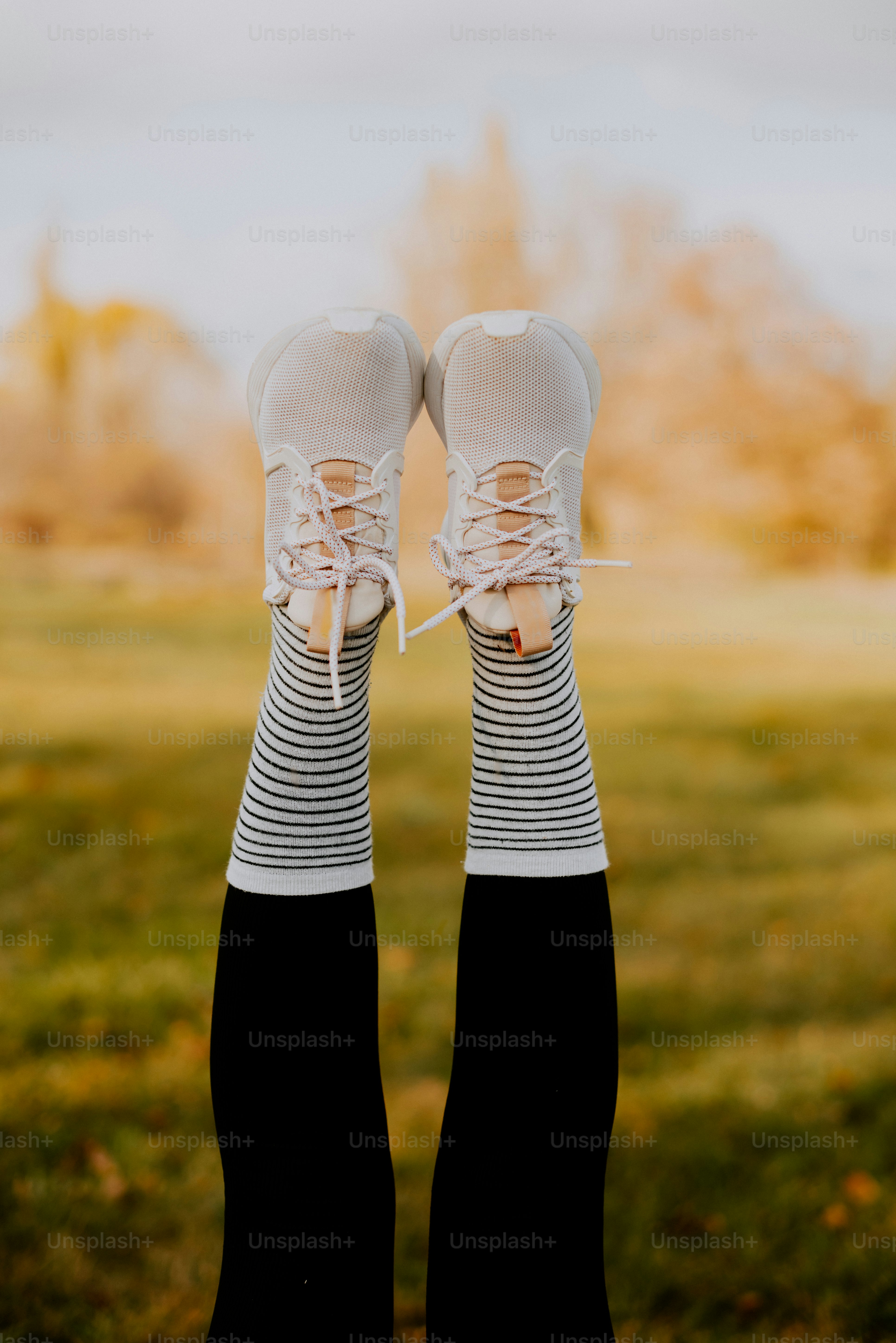 une personne avec les pieds en l’air