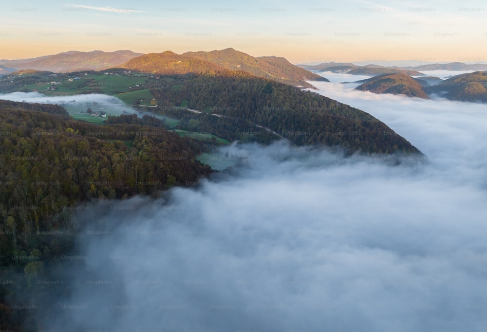 una veduta aerea di una catena montuosa coperta di nuvole