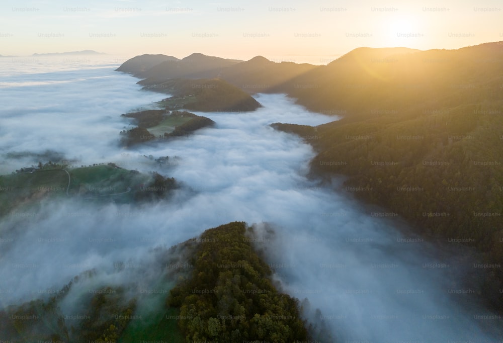 une vue aérienne d’une chaîne de montagnes couverte de nuages