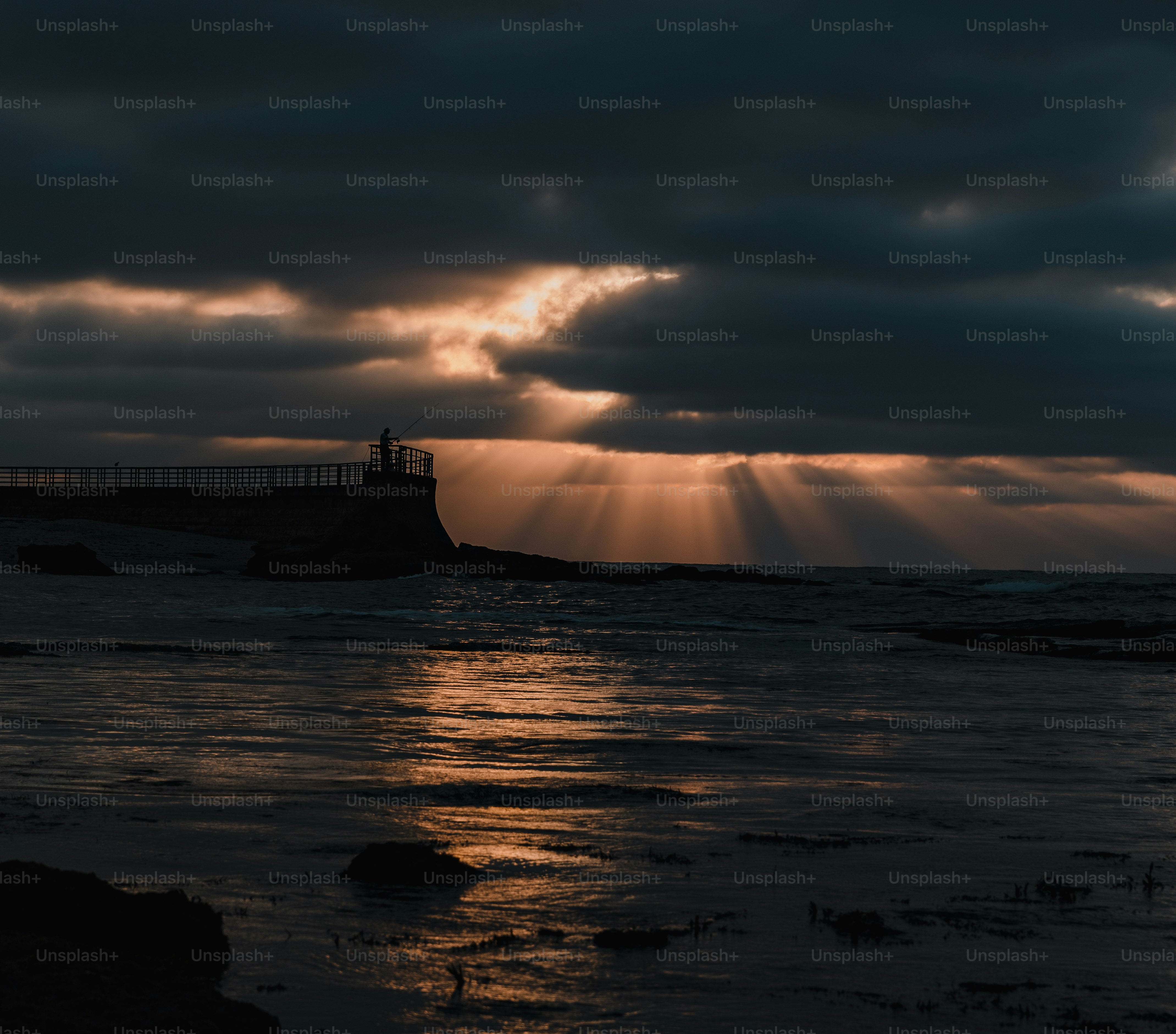 El sol brilla a través de las nubes sobre el océano