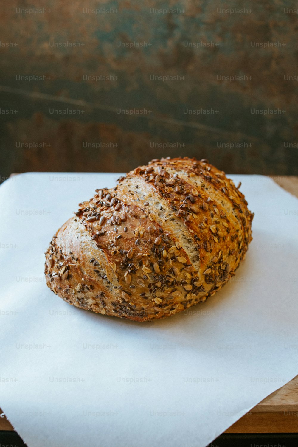 ナプキンの上に座っている一斤のパン