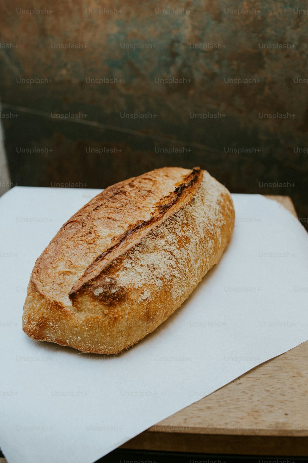 una pagnotta di pane seduta sopra un pezzo di carta