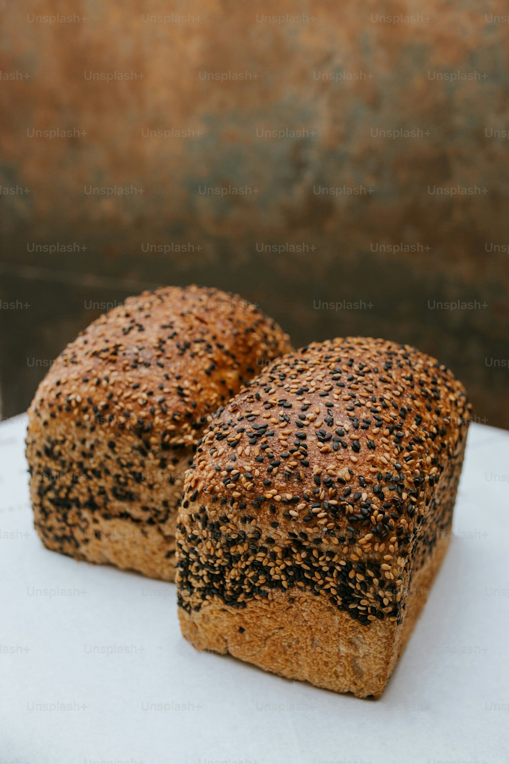 um par de pedaços de pão sentado em cima de um prato branco