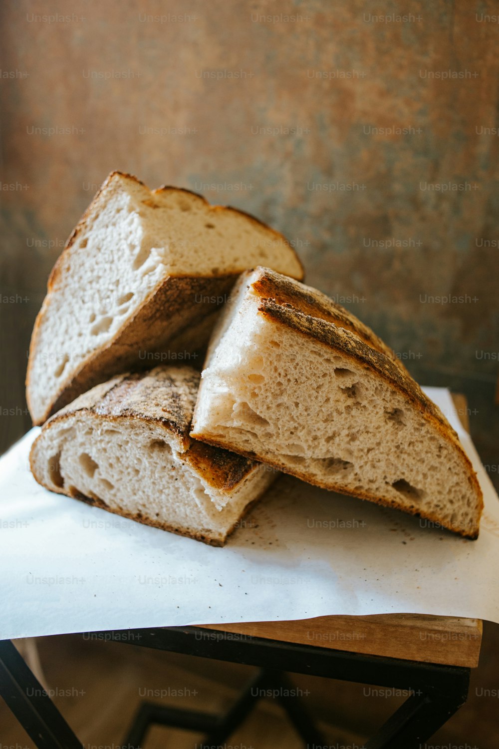 ein Laib Brot, der auf einem Blatt Papier sitzt