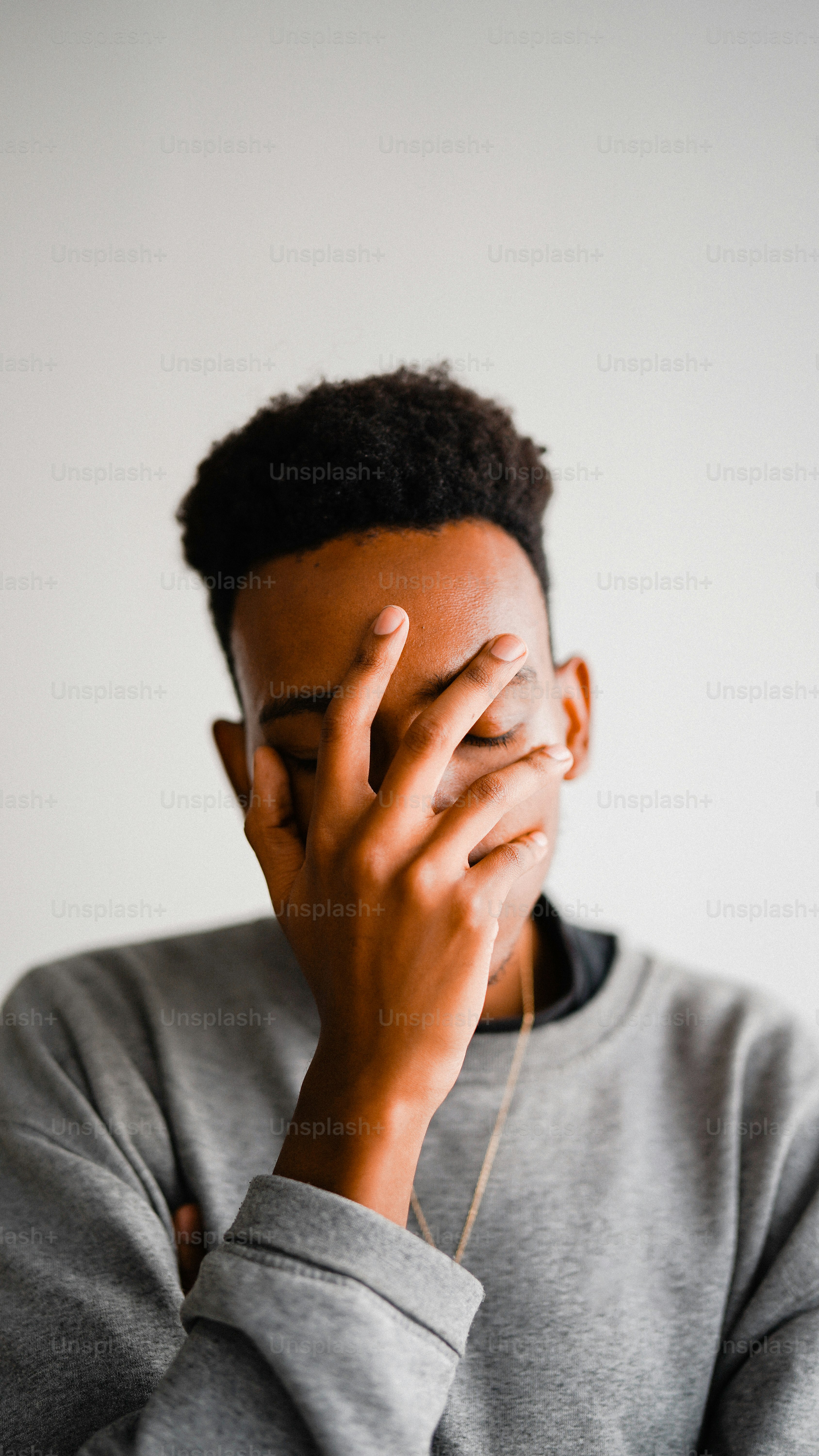 Foto Un Hombre Cubriéndose La Cara Con Las Manos – Cara De Hombre ...