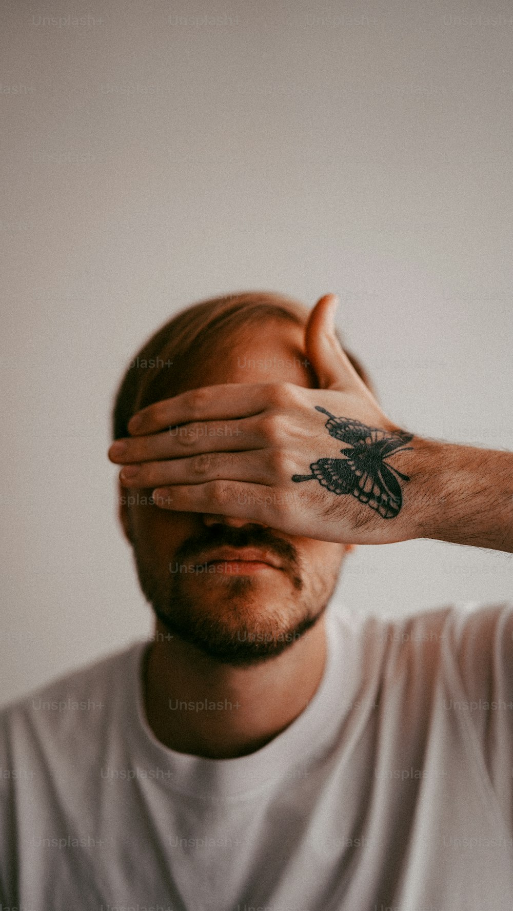 un hombre cubriéndose los ojos con las manos