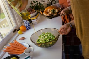 Una donna che prepara il cibo su un tavolo con un tacchino sullo sfondo