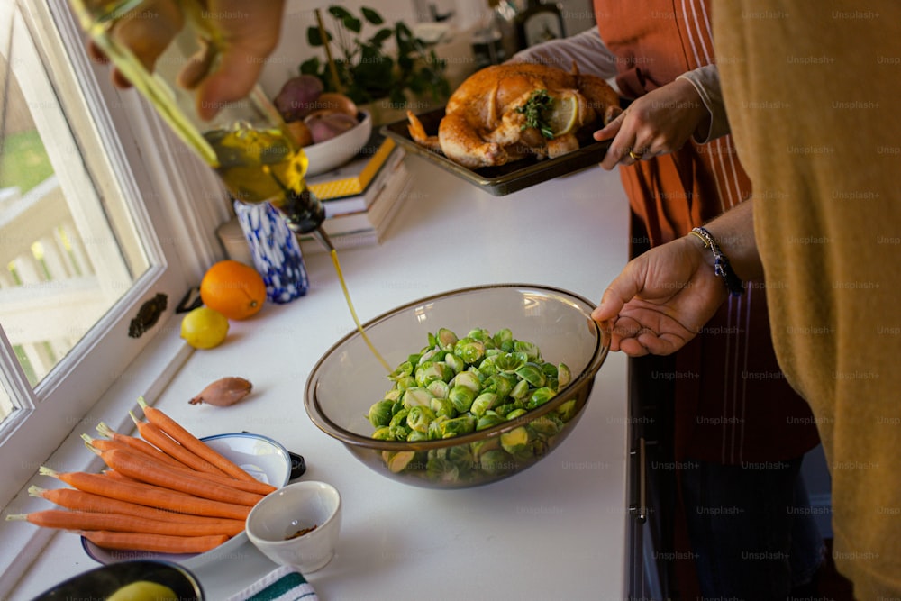 Una donna che prepara il cibo su un tavolo con un tacchino sullo sfondo