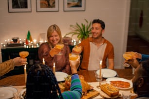 Un grupo de personas sentadas alrededor de una mesa con bebidas