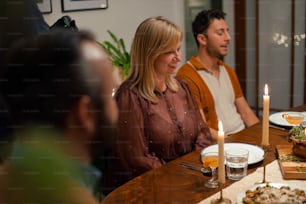 Eine Gruppe von Menschen, die mit Essen an einem Tisch sitzen