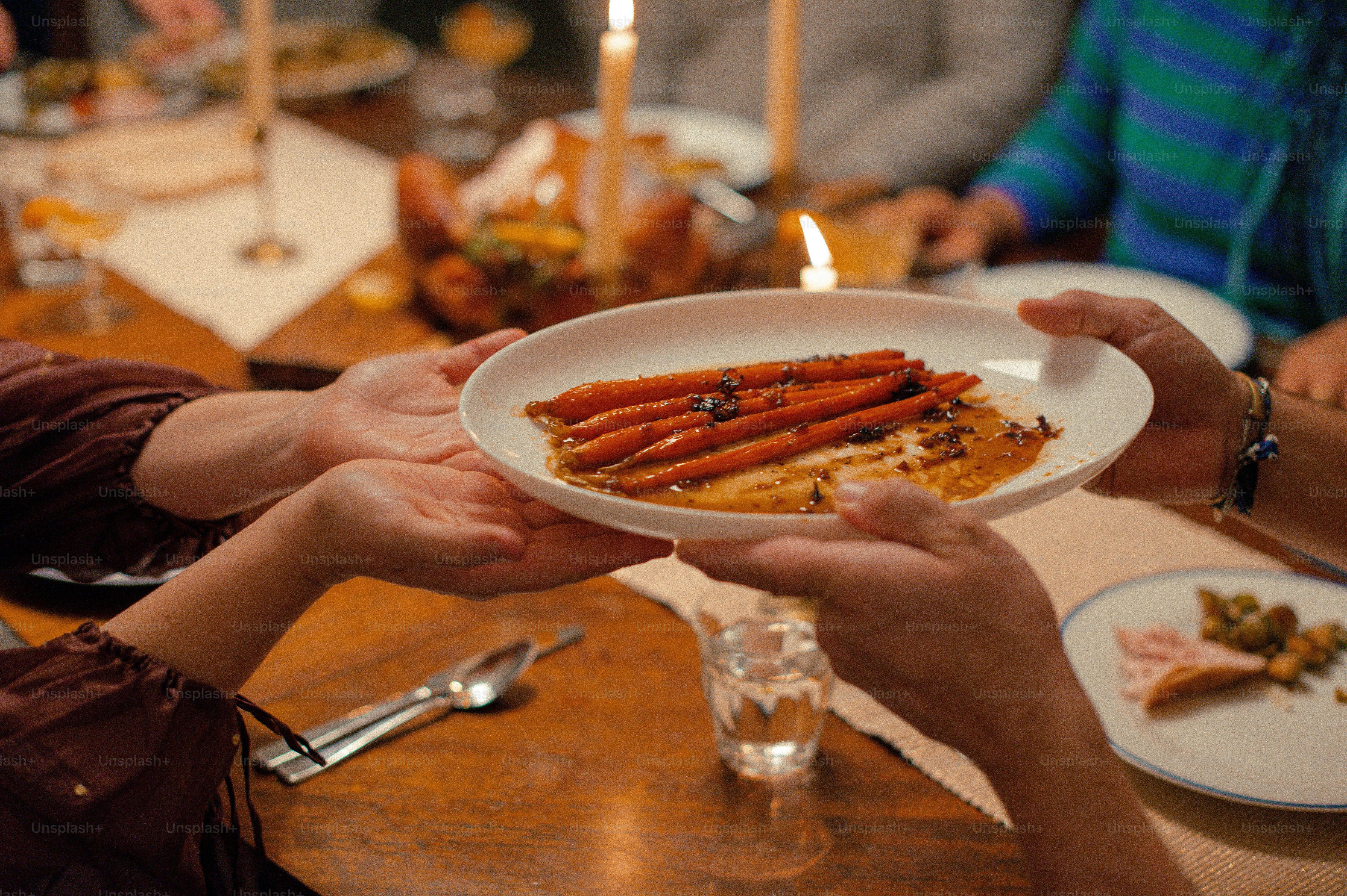 Un grupo de personas sosteniendo un plato de comida