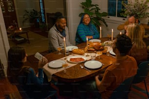 un gruppo di persone sedute intorno a un tavolo con cibo