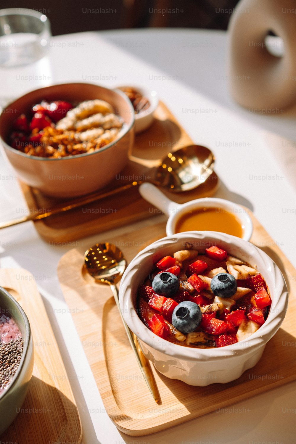 un tazón de fruta y un tazón de cereal en una bandeja