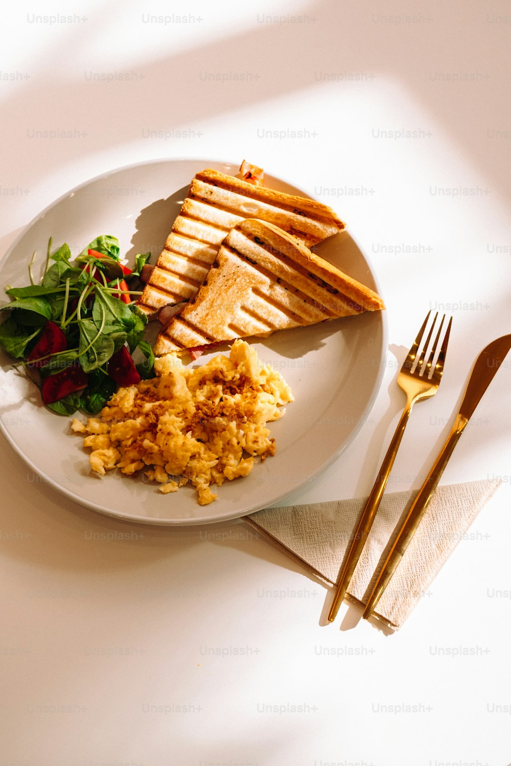 Un plato de comida en una mesa con un tenedor y un cuchillo