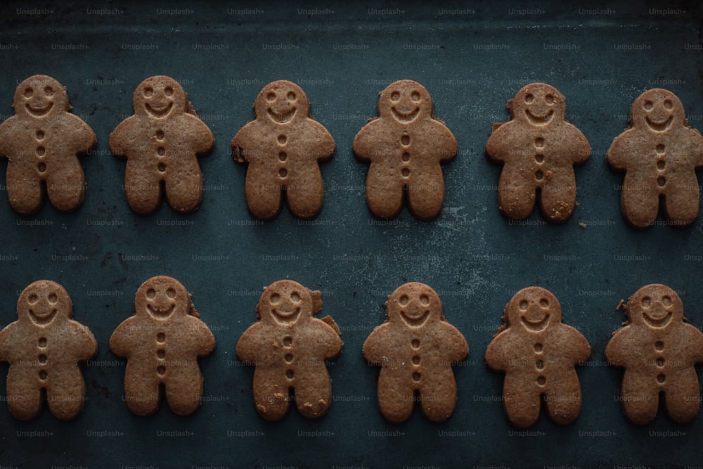 Un tas de biscuits qui ont la forme de personnes