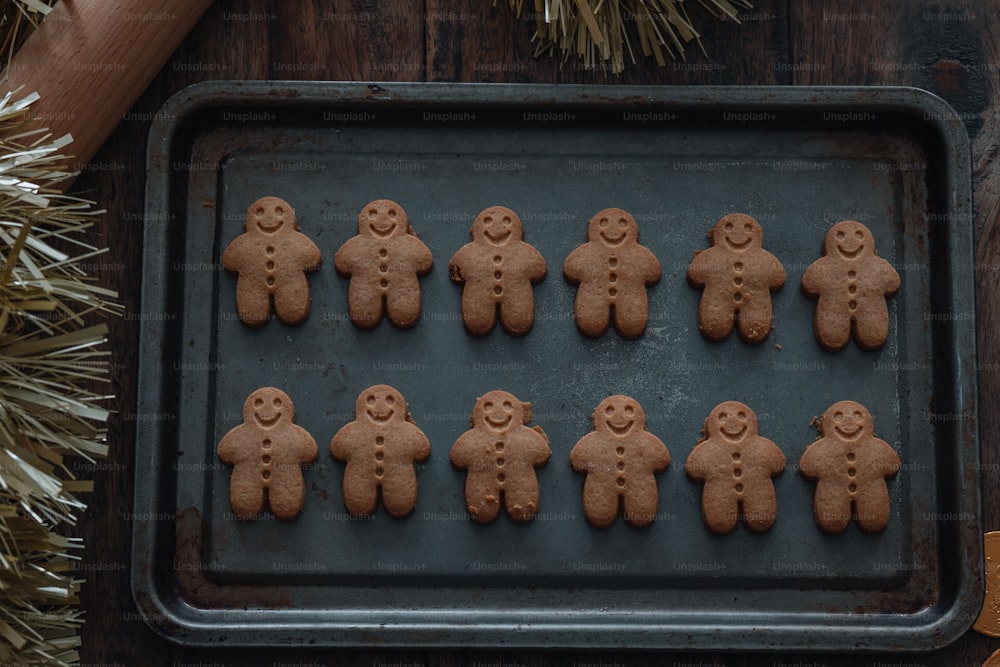a cookie sheet with a bunch of ginger men on it