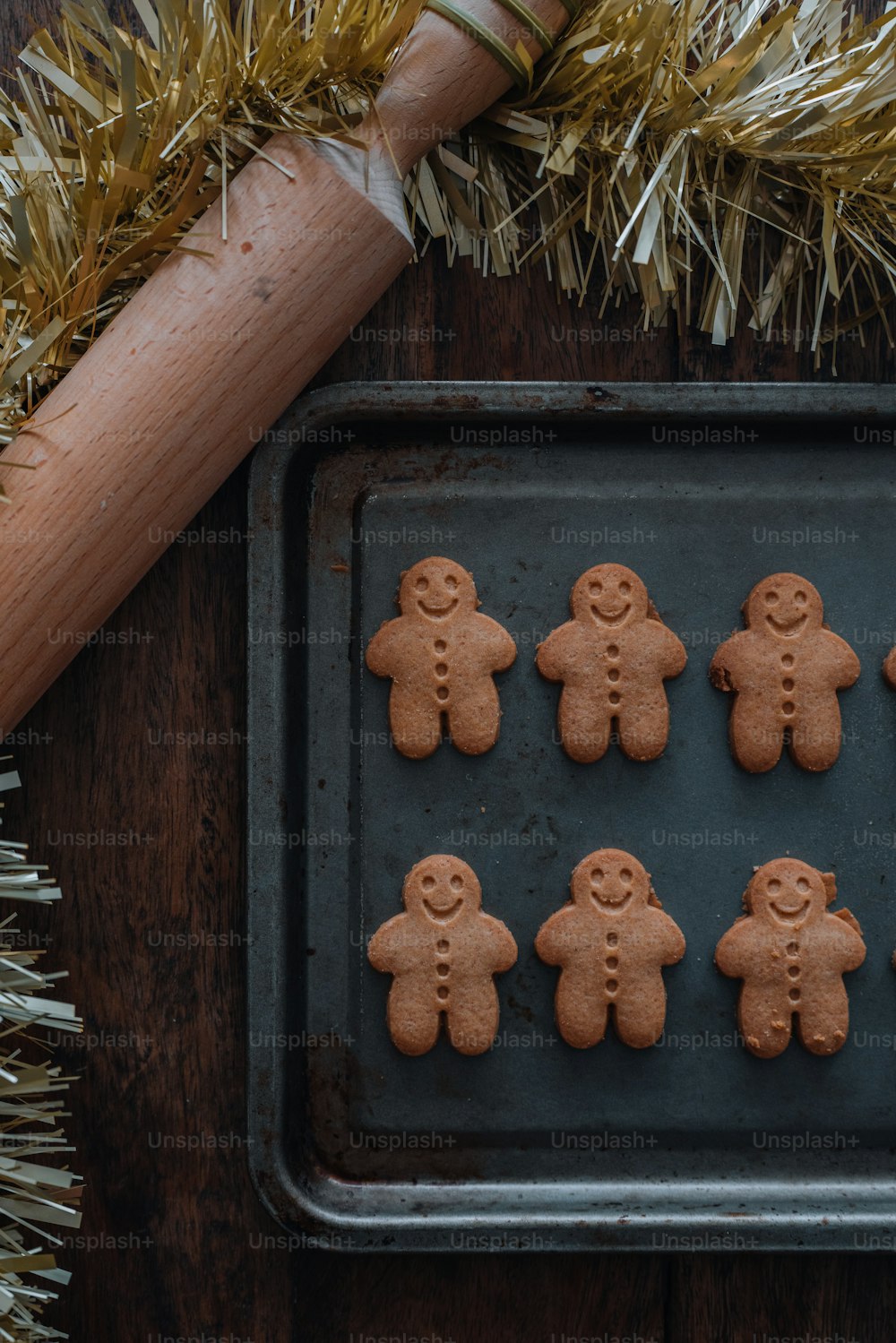 a cookie sheet with a dozen ginger men on it