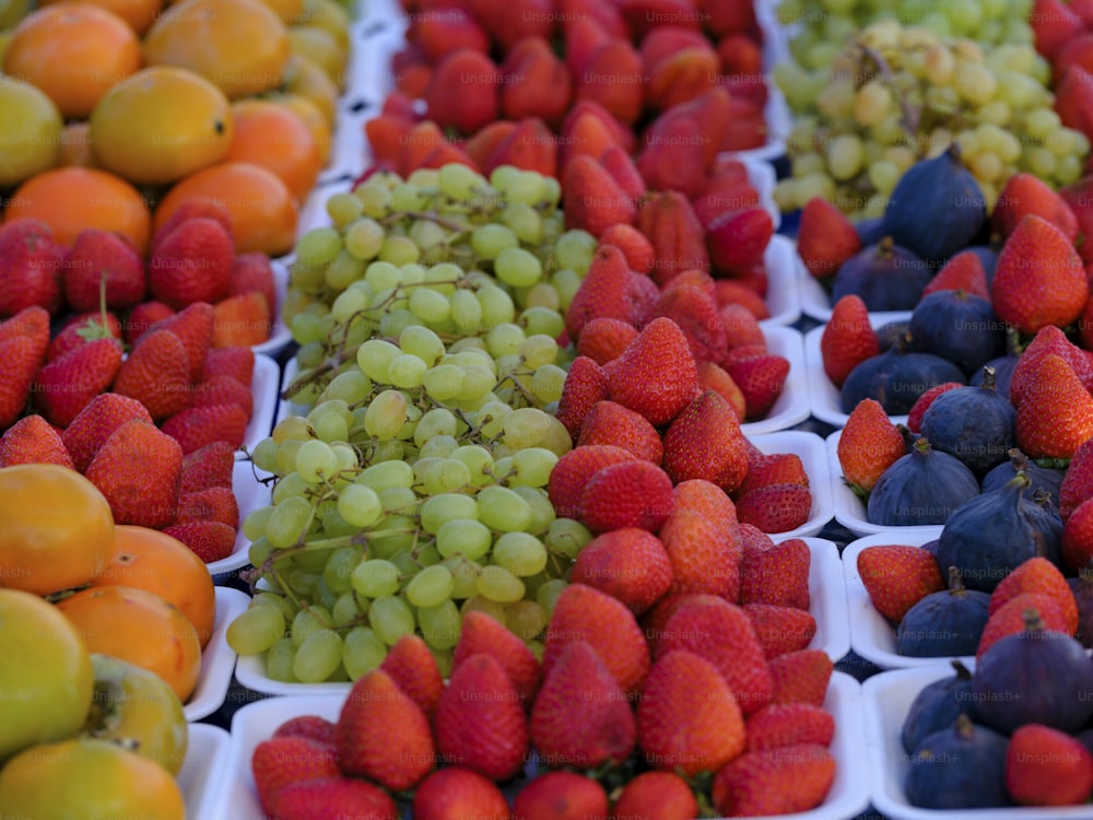 Eine Vielzahl von Früchten wird in Tabletts ausgestellt
