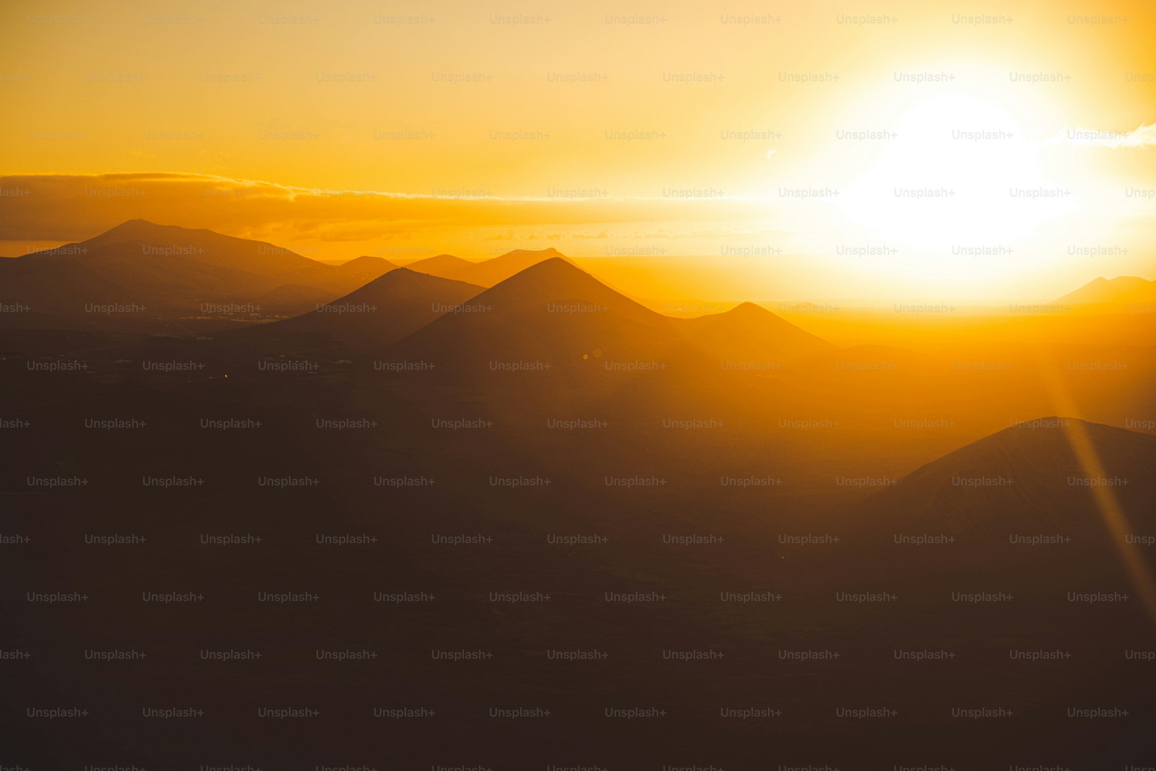 El sol se está poniendo sobre una cadena montañosa