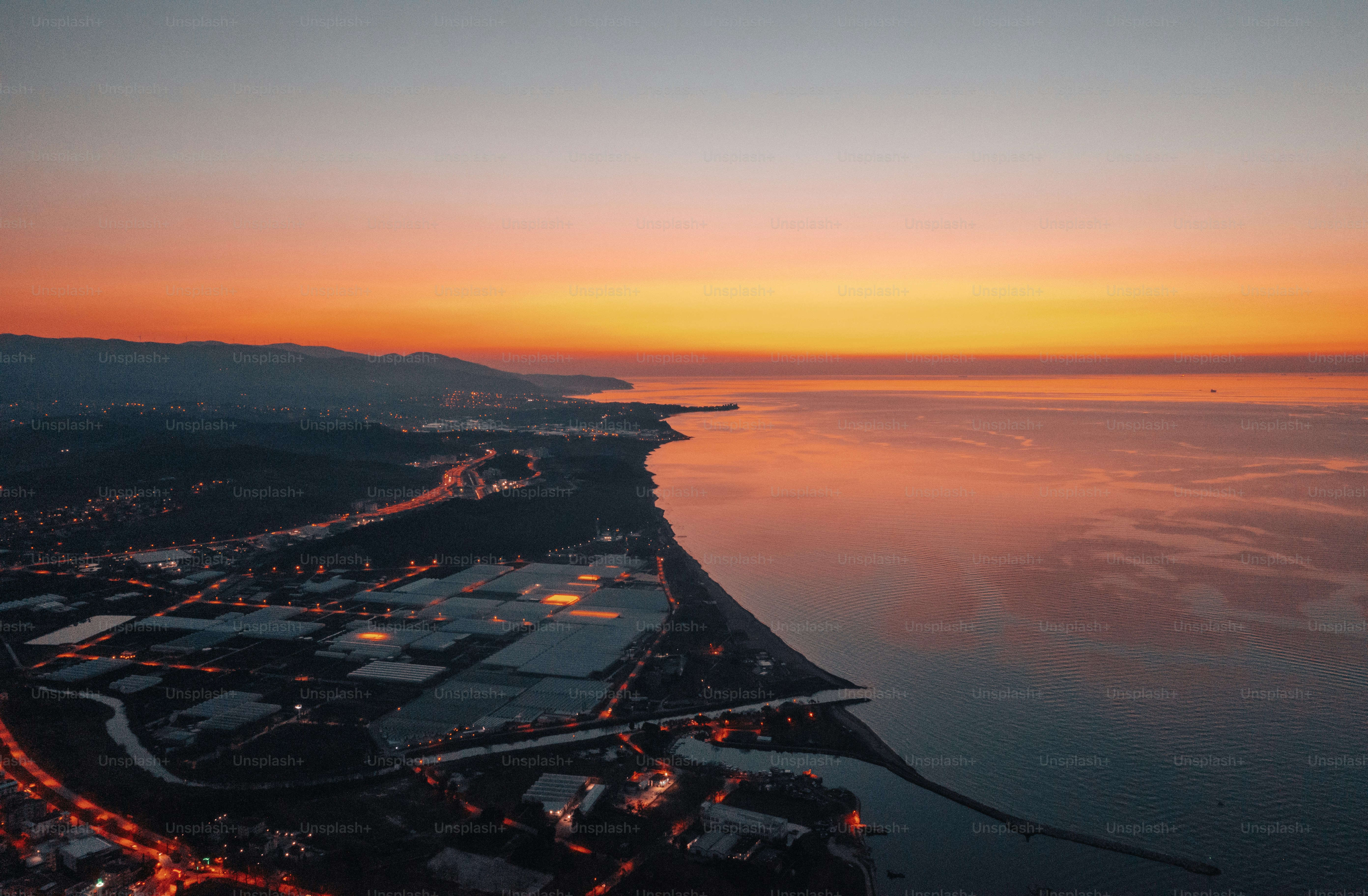 Eine Luftaufnahme eines Flughafens bei Sonnenuntergang