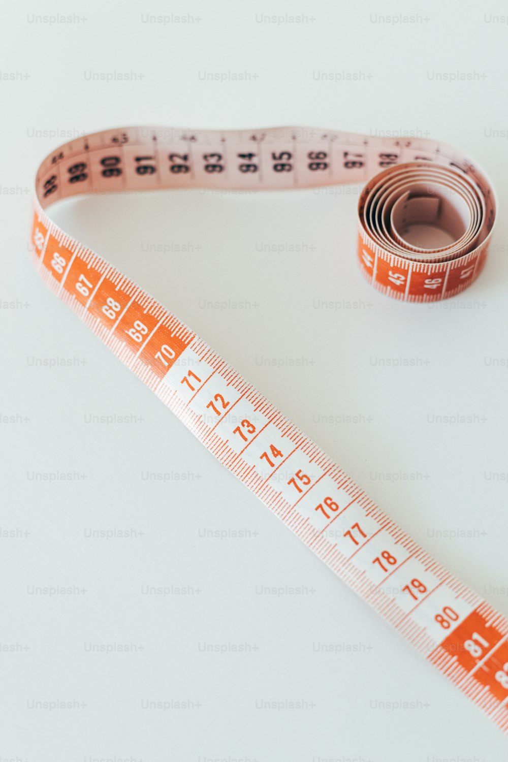 Foto Una cinta métrica y un rollo de cinta adhesiva sobre una mesa