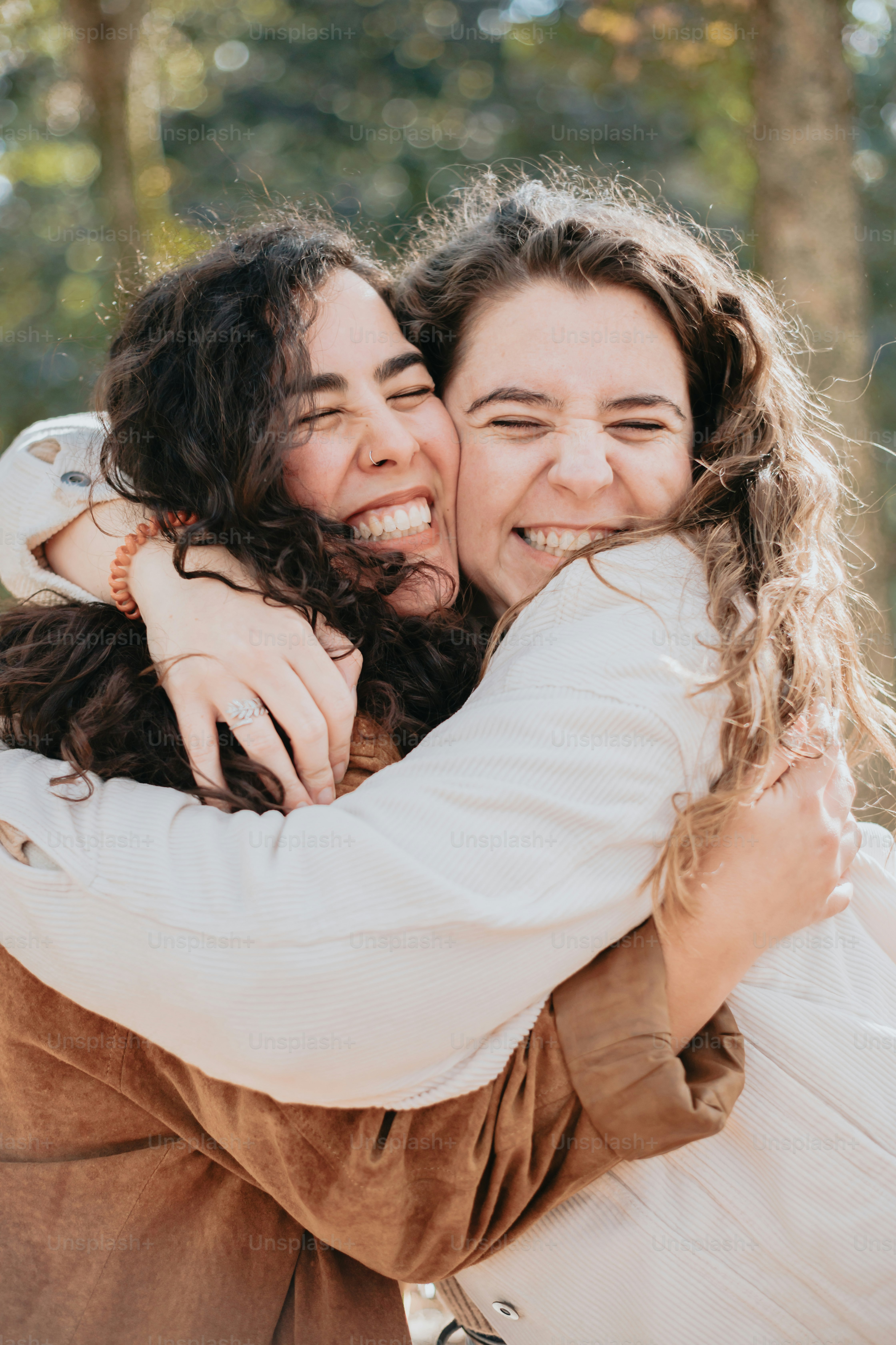 duas mulheres se abraçando na floresta
