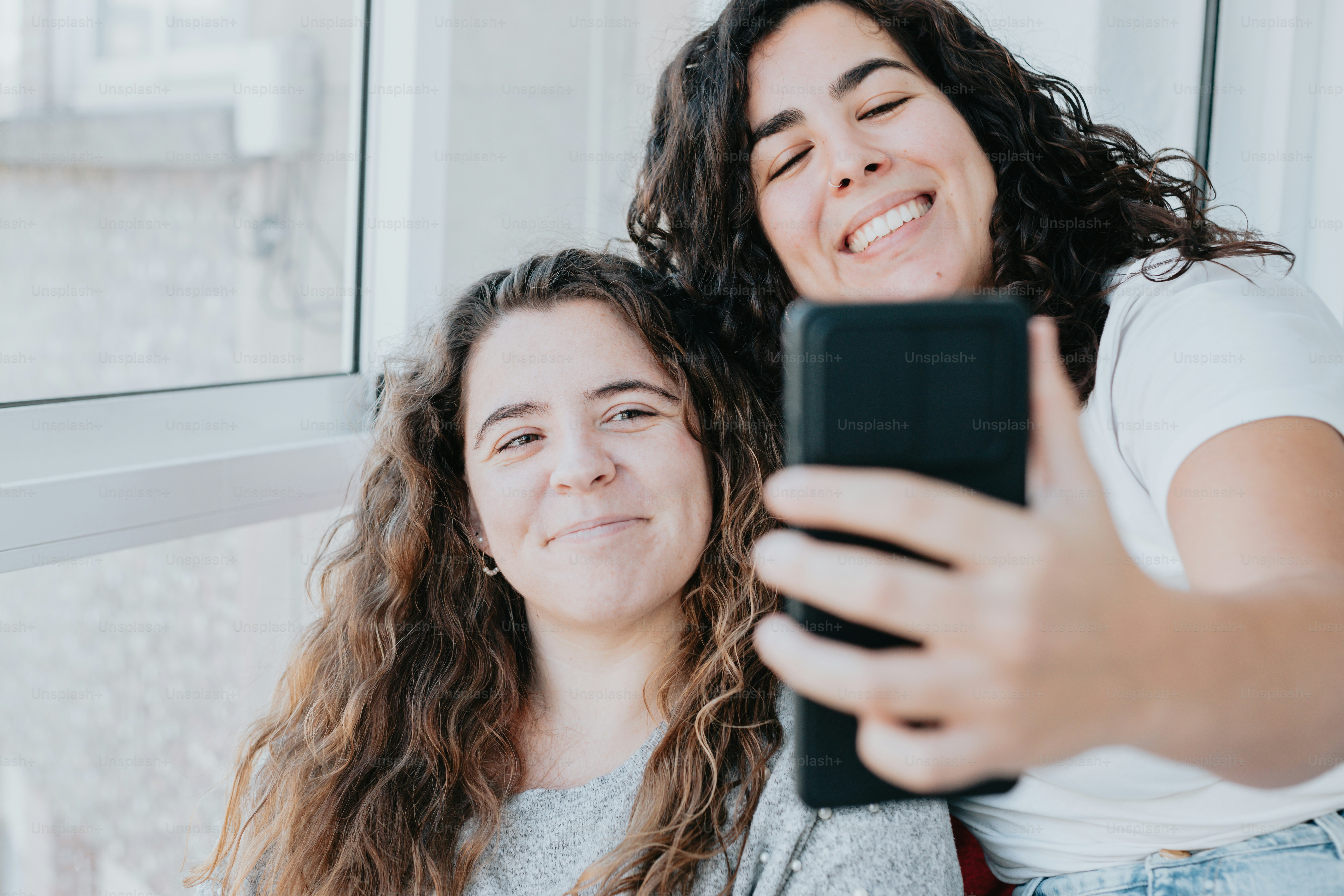 uma mulher tirando uma foto de si mesma com seu telefone