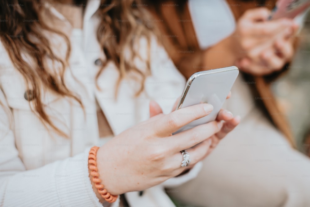 Eine Nahaufnahme einer Person, die ein Handy in der Hand hält