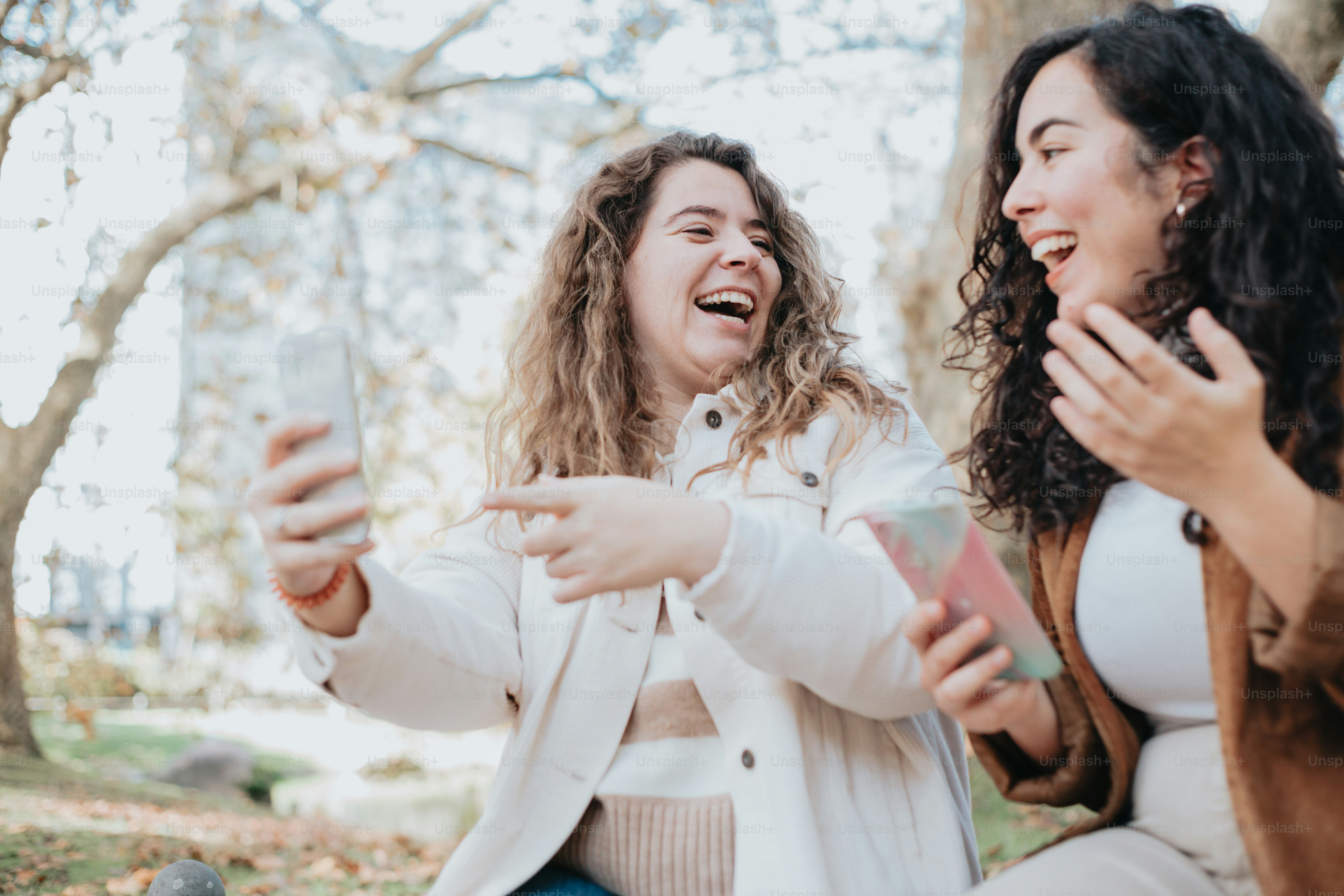 zwei frauen, sitzen, boden, und, lachen